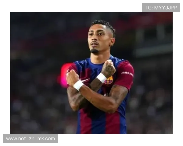 巴萨晨练里拉菲尼亚强势突破右路，引得教练反复夸赞